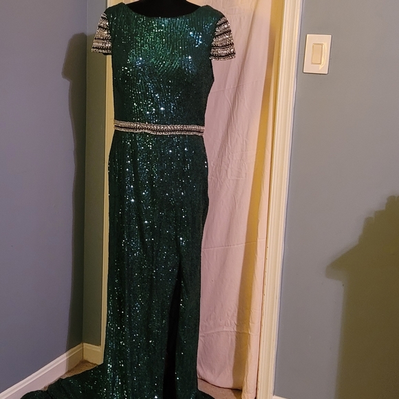 Sequined and beaded formal gown - Picture 6 of 8